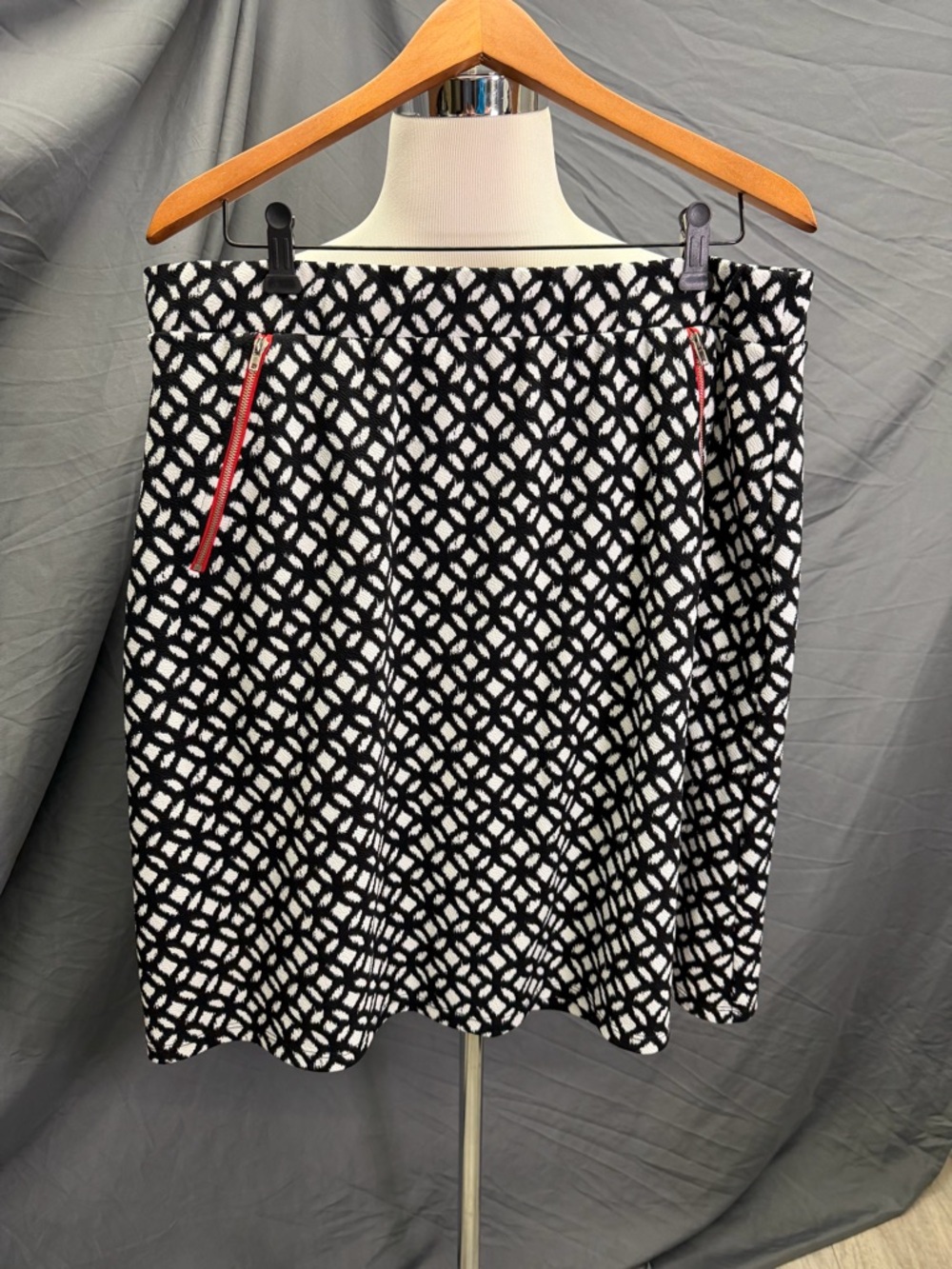 Le Lis Black & White Geometric A-Line Skirt with Red Zipper 1X, USA made.